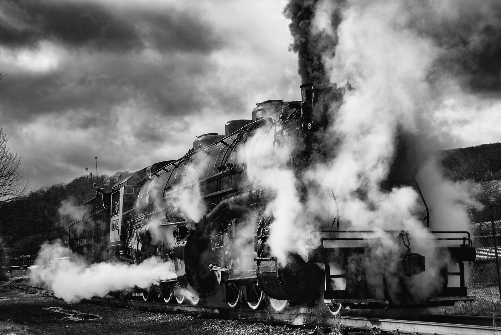 C&O 1309 blows down steam, unleashing a spectacular show.